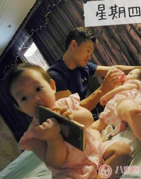杨威双胞胎女儿抓周选了什么 杨威双胞胎女儿周岁生日萌照有哪些 杨威双胞胎女儿抓周选了什么 杨威双胞胎女儿周岁生日萌照有哪些